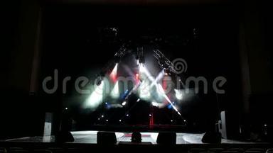 多彩舞台灯光，灯光在<strong>演唱会</strong>上展现.. 灯光和烟雾显示。
